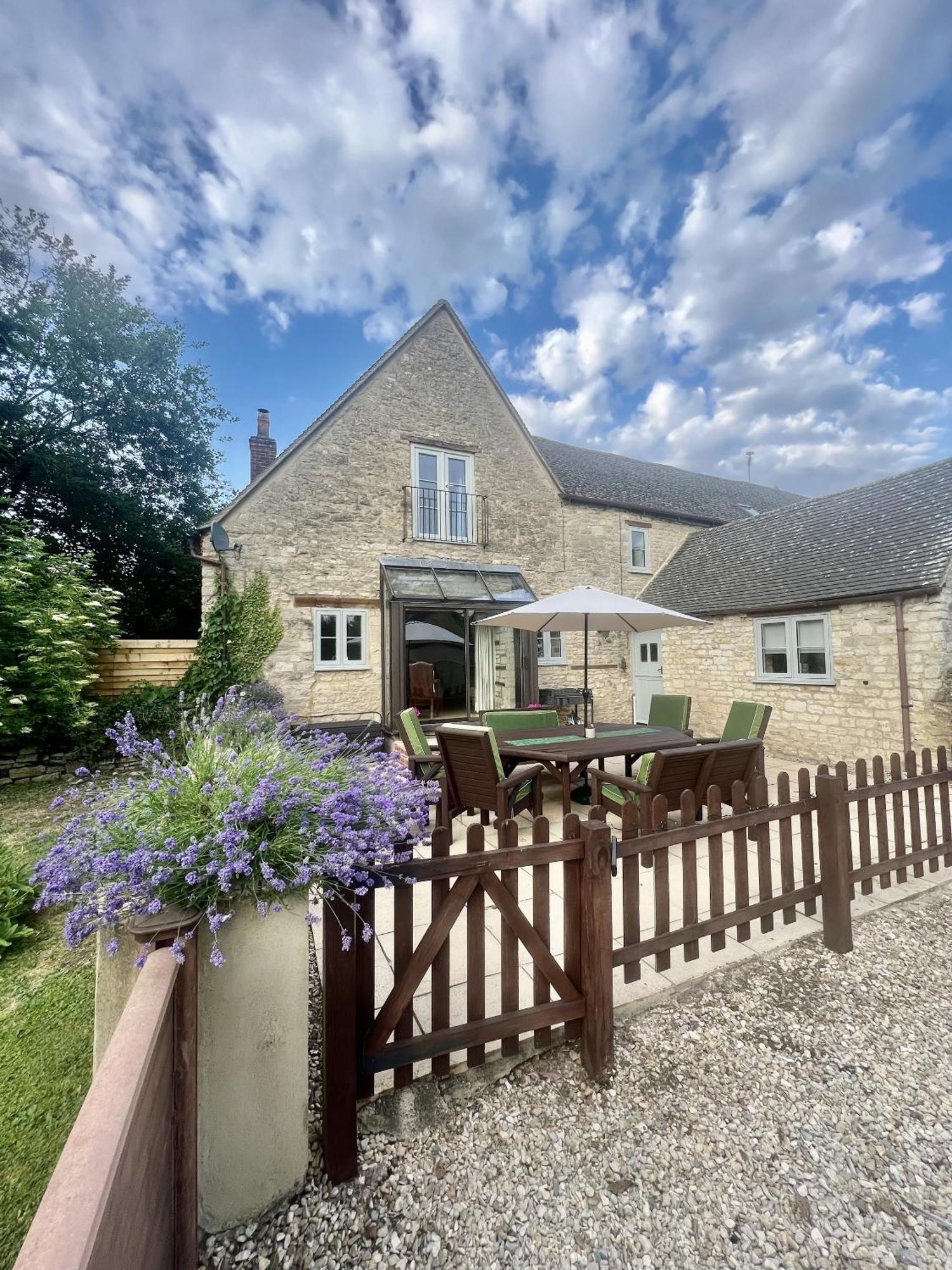 Villa The Old Coach House Witney Exterior foto